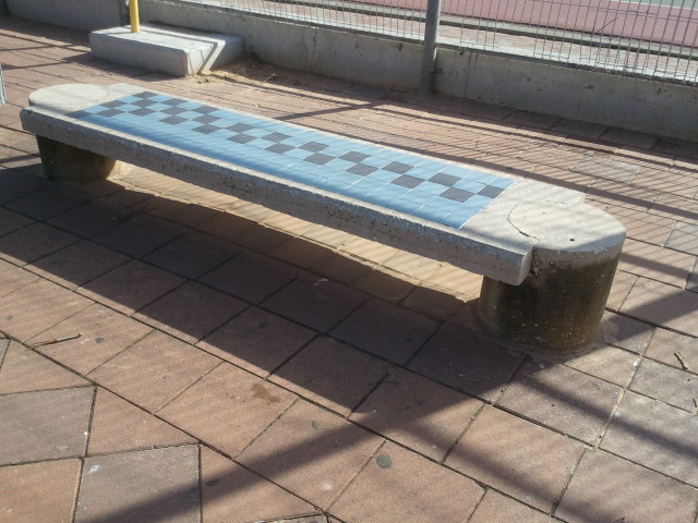 ספסלים בעיר חולון והשוואתם למקומות אחרים. by odeya - Ourboox.com