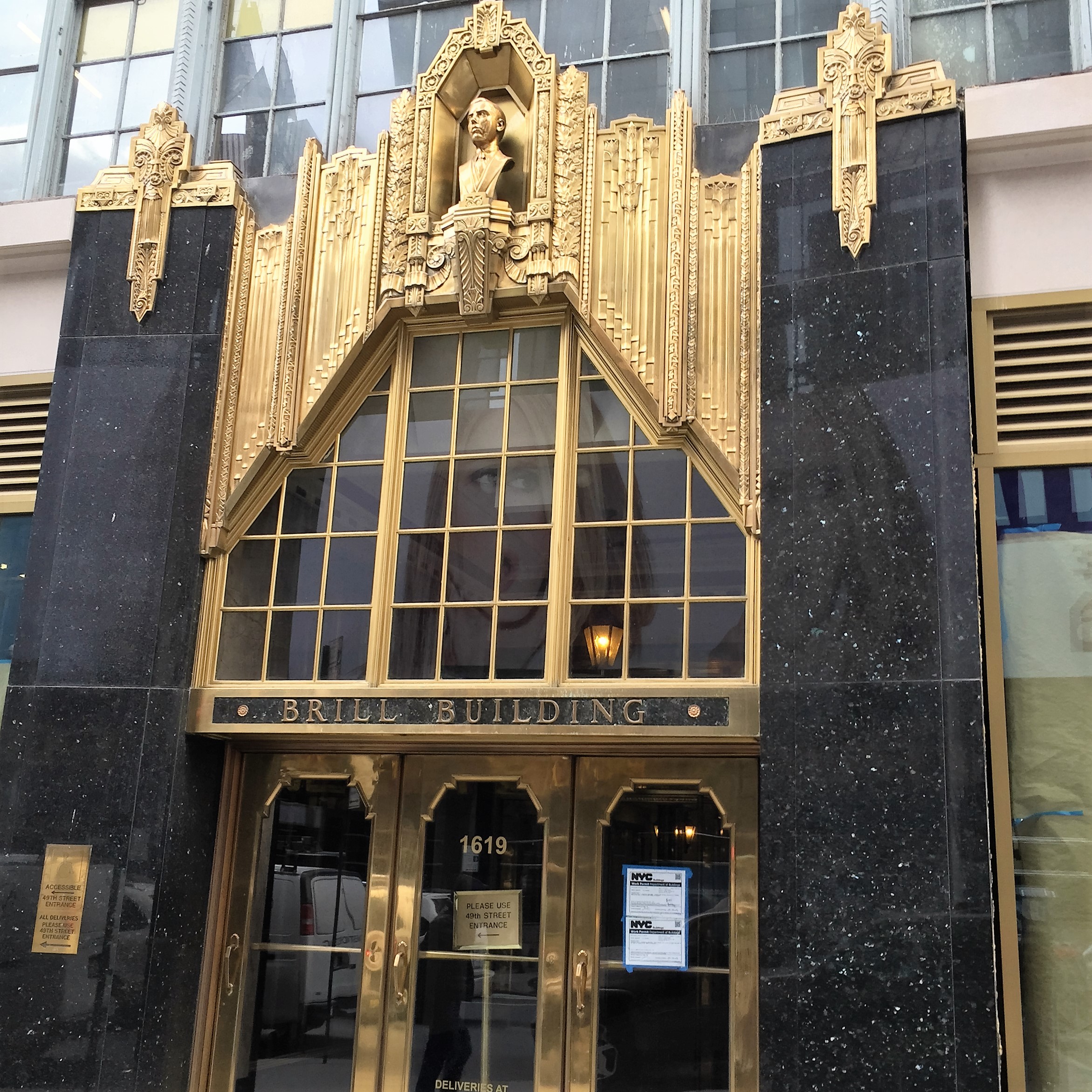 Shpatzir in New York City by Mel Rosenberg - מל רוזנברג - Ourboox.com