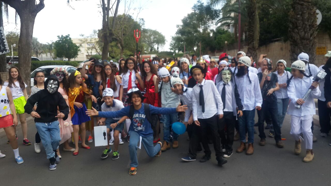 ההפתעה הגדולה בפורים בבית ספר שיזף אור יהודה by אילן  - Ourboox.com