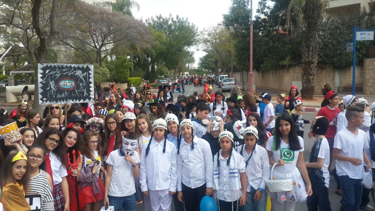 ההפתעה הגדולה בפורים בבית ספר שיזף אור יהודה by אילן  - Ourboox.com