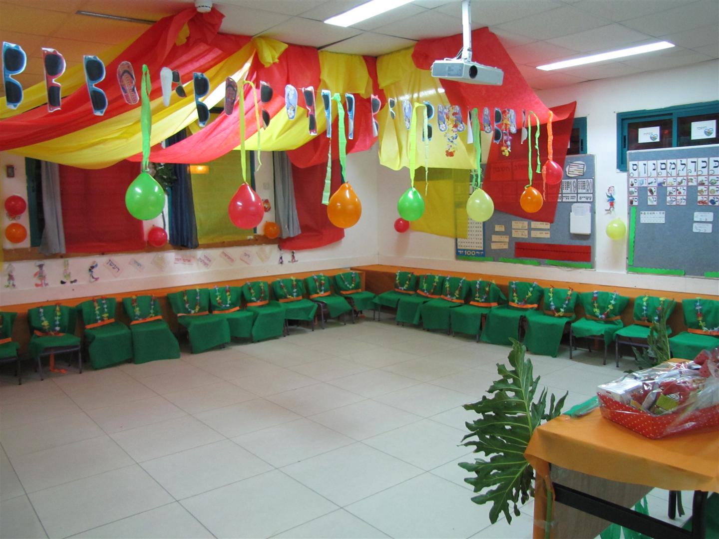 ההפתעה הגדולה בפורים בבית ספר שיזף אור יהודה by אילן  - Ourboox.com