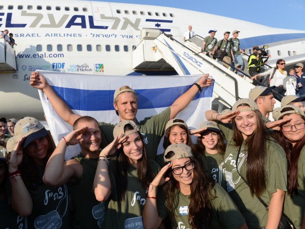 המרדף אחר הילד האבוד by yoav tusov - Illustrated by יואב טוסוב והדר צידקלוב - Ourboox.com