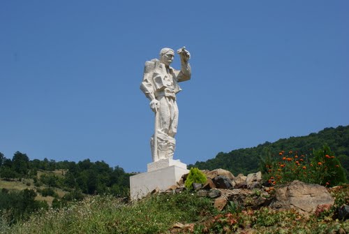 “Дядо Йоцо гледа” – проблемът за свободата в разказа by Елена Вързилова - Ourboox.com