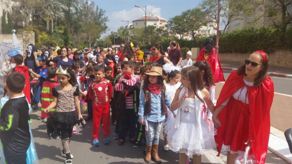 “מסיבת הוואי” הגדולה בפורים בכיתה א’2 by אילן  - Illustrated by ציירו תלמידי כיתה א