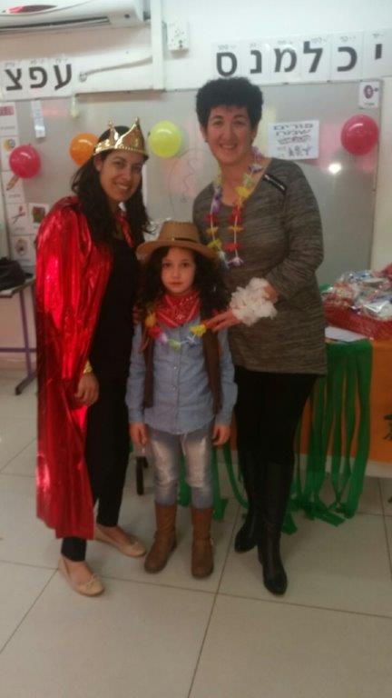 “מסיבת הוואי” הגדולה בפורים בכיתה א’2 by אילן  - Illustrated by ציירו תלמידי כיתה א