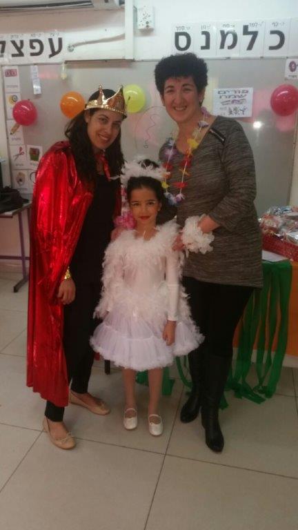 “מסיבת הוואי” הגדולה בפורים בכיתה א’2 by אילן  - Illustrated by ציירו תלמידי כיתה א