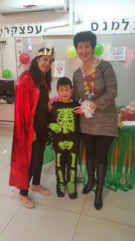 “מסיבת הוואי” הגדולה בפורים בכיתה א’2 by אילן  - Illustrated by ציירו תלמידי כיתה א