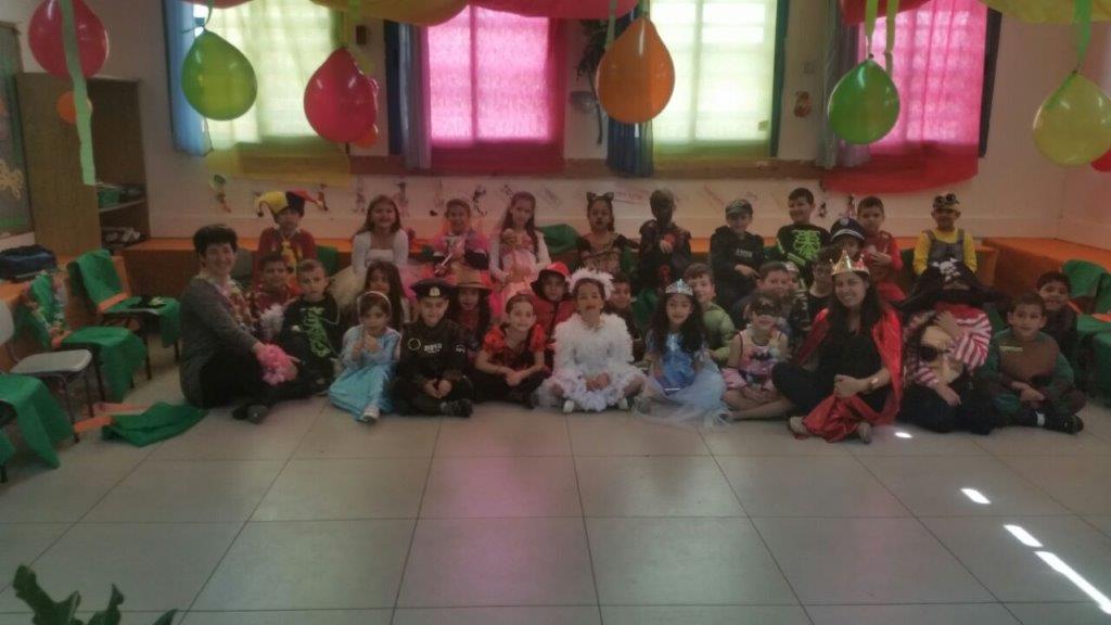 “מסיבת הוואי” הגדולה בפורים בכיתה א’2 by אילן  - Illustrated by ציירו תלמידי כיתה א