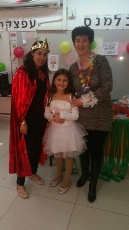 “מסיבת הוואי” הגדולה בפורים בכיתה א’2 by אילן  - Illustrated by ציירו תלמידי כיתה א