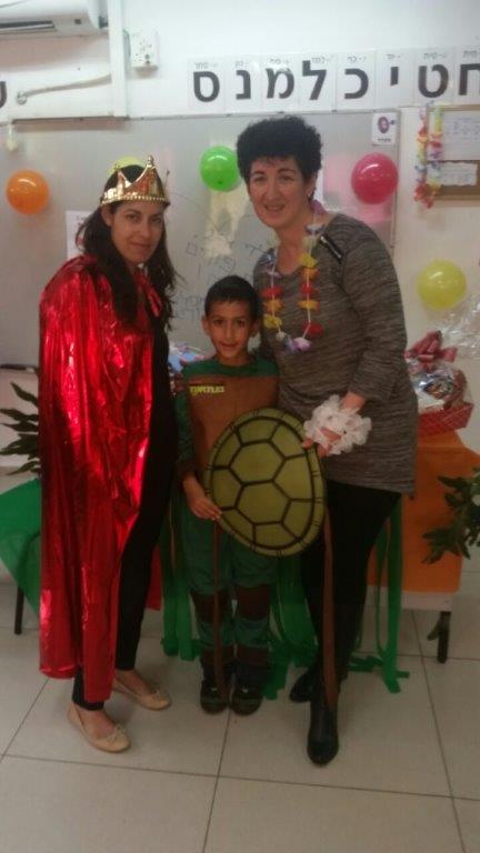 “מסיבת הוואי” הגדולה בפורים בכיתה א’2 by אילן  - Illustrated by ציירו תלמידי כיתה א