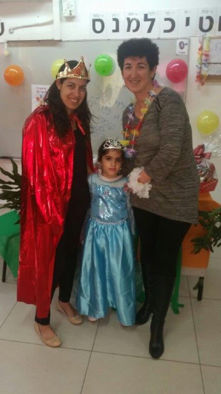 “מסיבת הוואי” הגדולה בפורים בכיתה א’2 by אילן  - Illustrated by ציירו תלמידי כיתה א