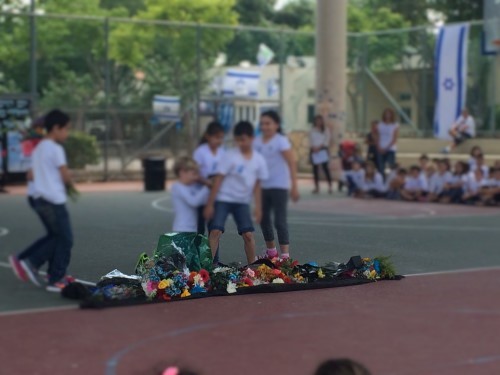 ימים בכל הצבעים by dana asraf - Illustrated by דנה אסרף - Ourboox.com