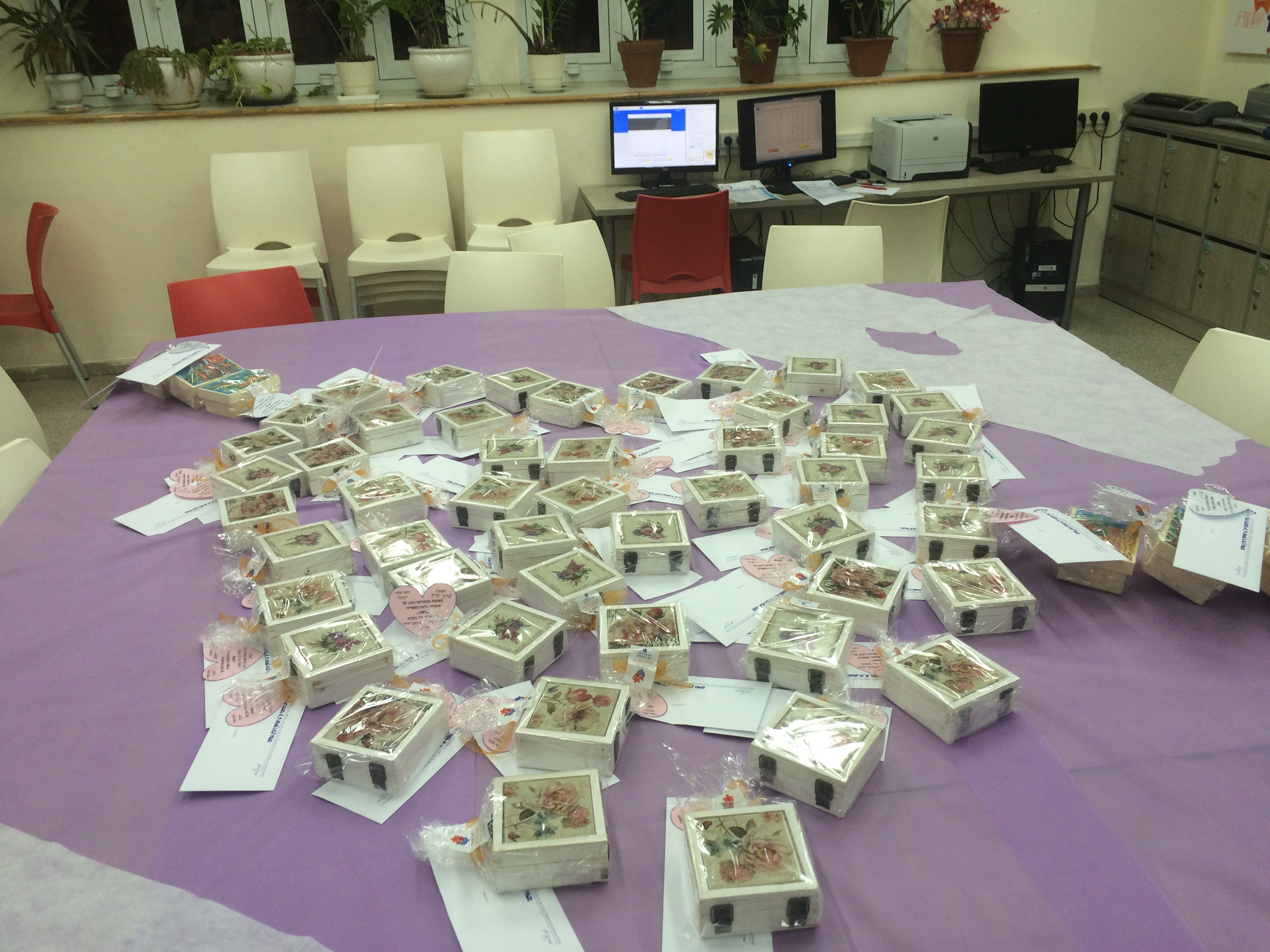 ימים בכל הצבעים by dana asraf - Illustrated by דנה אסרף - Ourboox.com