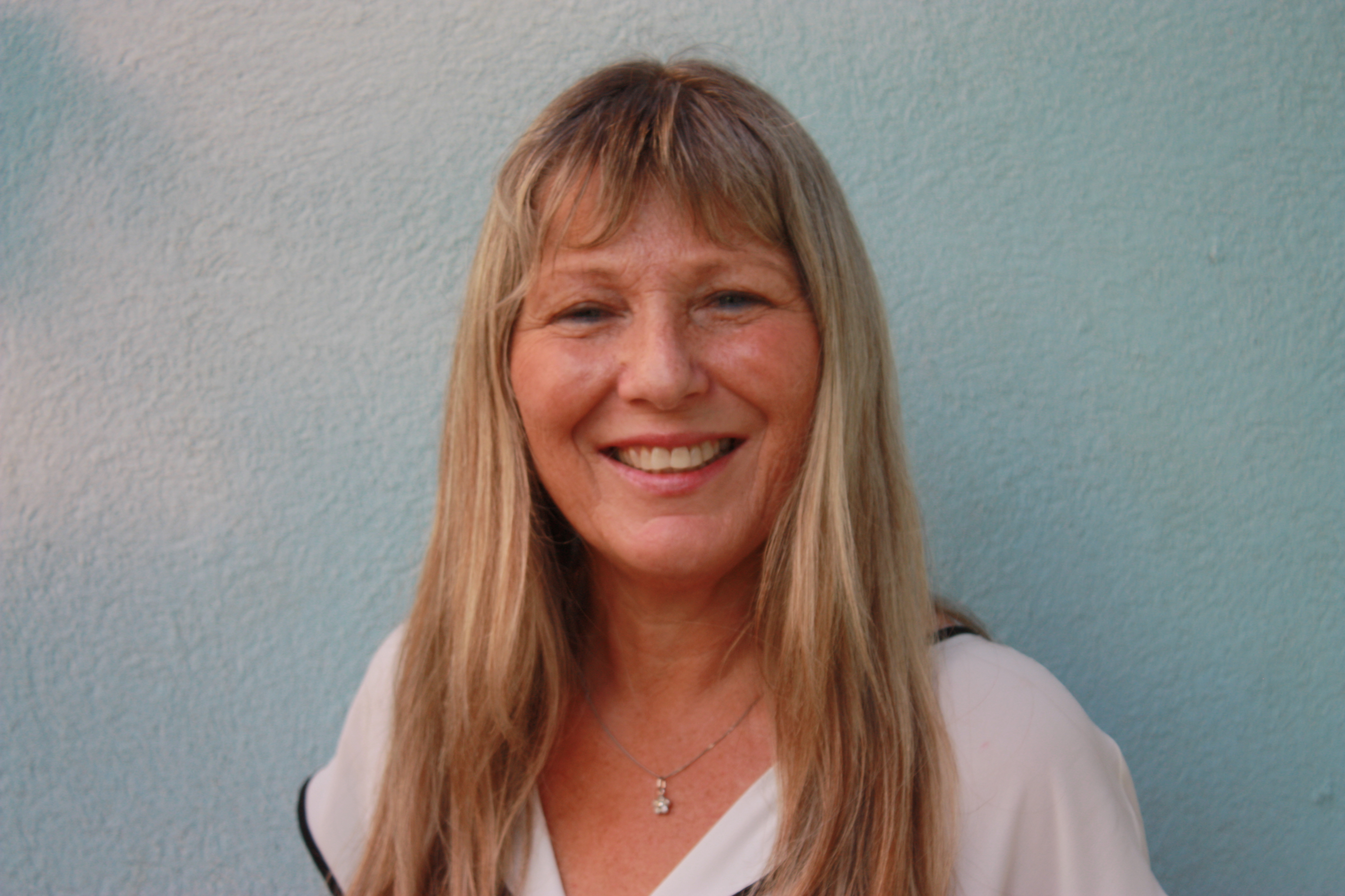 תלמידים והורים יקרים! יואב גינאי כתב בשירו: כשהילדים שרים, כך: כשהילדים שרים, האור נדלק פתאום וכל החושך נעלם כשהילדים שרים חוזרים צבעי הקשת היפים שבעולם כשהילדים שרים הרוע מתחבא ומתכווץ בתוך הים כשהילדים שרים האהבה שוטפת כמו מימי המעיין קולות מהשמיים קולות של מלאכים קולות של ילדים כמו פרחים שנפתחים! ומה עוד נותר לי לומר אחרי ששמעתם את ילדיכם, שהם גם קצת ילדיי, שרים, מדקלמים, צוחקים, מחקים, מדברים, מציגים? אני מאמינה שלבכם התרחב וההתרגשות אוחזת בכם כמו שבי. מה שראיתם פה היום זהו סיכום של מה שנעשה בכיתתנו השנה. ולאו דווקא בגלל התכנים או הבדיחות או הצחוקים כפי שהילדים אומרים, אלא בזכות העבודה המשותפת שלנו, היכולת לתאר, לסכם, לנתח, להיות יצירתיים, להקשיב לאחר , לבטא רעיונות בצורה הכי דמוקרטית שאפשר, להיות מגובשים על אף משברים או רגעים קשים, להיות מלוכדים מול מטרה, להתלהב!! כמה התלהבות הייתה בהכנות, בכתיבת הרעיונות, כמה שיתוף פעולה!!!עבדנו ביחד, תכננו ביחד, התייעצנו, שינינו, מצאנו פתרונות לבעיות שהתעוררו, ביחד, כשהתפקיד שנותר לי, היה לארגן, לסדר, לתווך ובעיקר ליהנות יחד עם הילדים מהתוצרים של כולנו. תודה לכם ילדים יקרים שאפשרתם לי לארגן אתכם סיכום כזה מקסים של השנה!! תודה מיוחדת לשגיא, שהגה את הרעיון של ספר מחזור!!!לא בטוחה שידעת למה , לאן ובעיקר עם מי אתה נכנס לעסק הזה!!! גם אני לא ידעתי!! עבדת יום ולילה, בלי לאות, עם חיוך, עם רצון רב שהכול יצליח! ואכן בכוחות משותפים התינוק נולד! יפה, מסודר, מכובד! ! גאווה גדולה! יישר כוח! מזכרת מדהימה לכולנו! ואחרונות חביבות אמהות הועד המסור שלנו, בלעדיכן אי אפשר!!!עושות, דואגות, מכינות, חושבות על כל פרט למען הילדים, מרגיעות! הרגשתי אתכן כשותפות פעילות שלי ולצידי לאורך כל הדרך. כיף גדול! תודה לכולם! אוהבת מירה