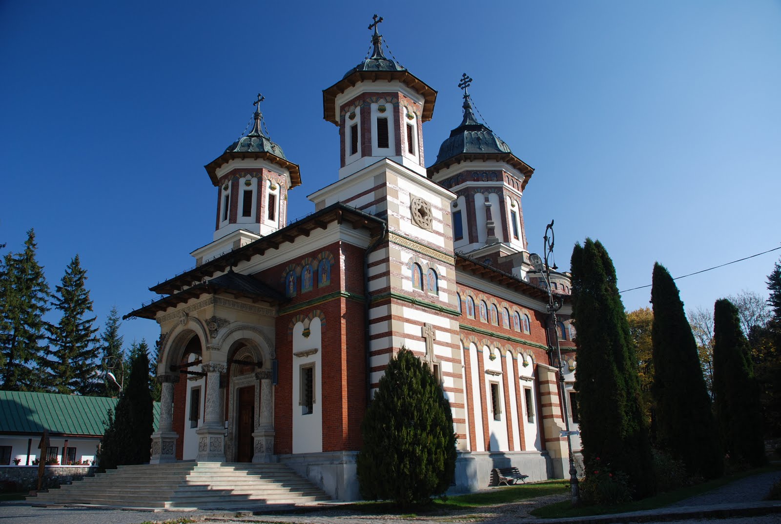 החיים במנזר by amitay last - Ourboox.com