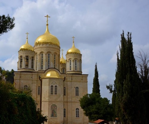 נזירות והחיים במנזר by guy krystal - Ourboox.com