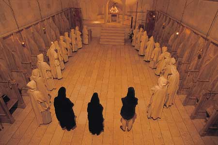 החיים במנזר by Esti - Ourboox.com