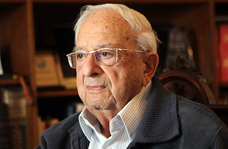 יצחק נבון by agam - Illustrated by אגם, הדר, פלג וטליה - Ourboox.com