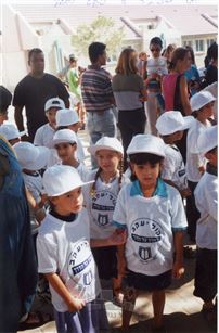 יובלי, ושתי צמותיה, במרכז התמונה, ולידה הבטן של אמה עם שפרה אחותה, שתיוולד בעוד שלושה חודשים...