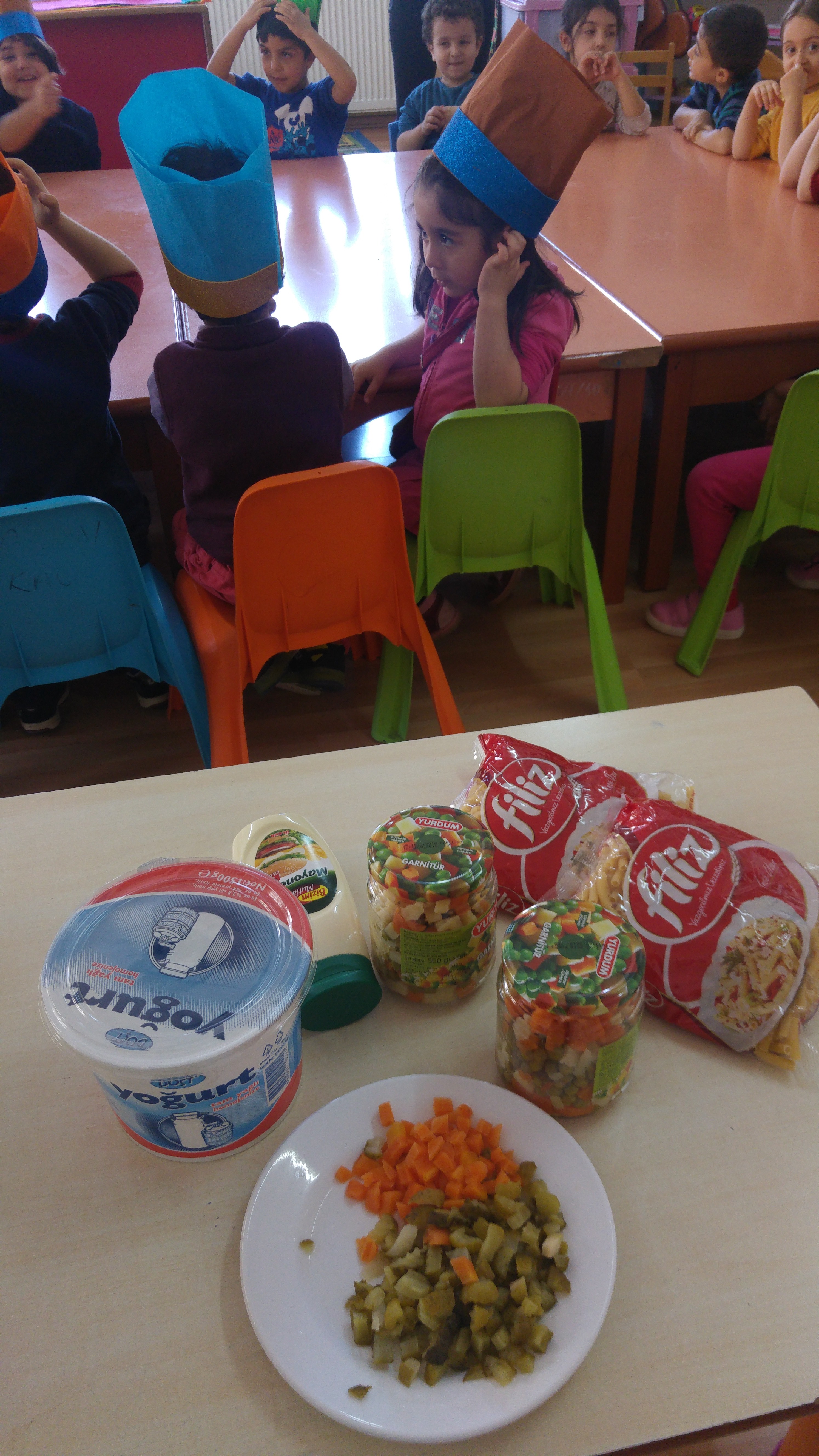 THE LITTLE CHEFS ARE MAKING PASTA SALAD by Çiğdem Albayrak - Ourboox.com