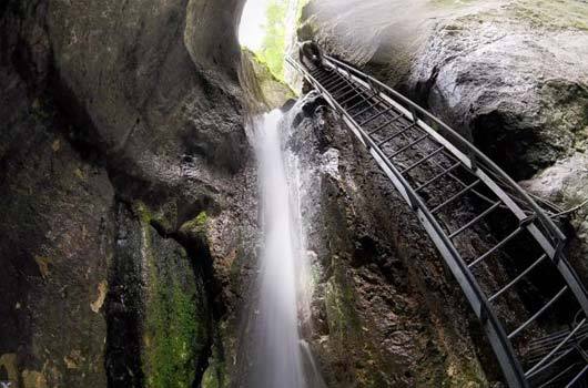 7 WONDERS OF YOUR COUNTRY The Agricultural College ”Dimitrie Cantemir” HUSI – ROMANIA Teachers coordinators Andrescu Mihaela and Garbatiuc Laura by Andrescu Mihaela - Ourboox.com
