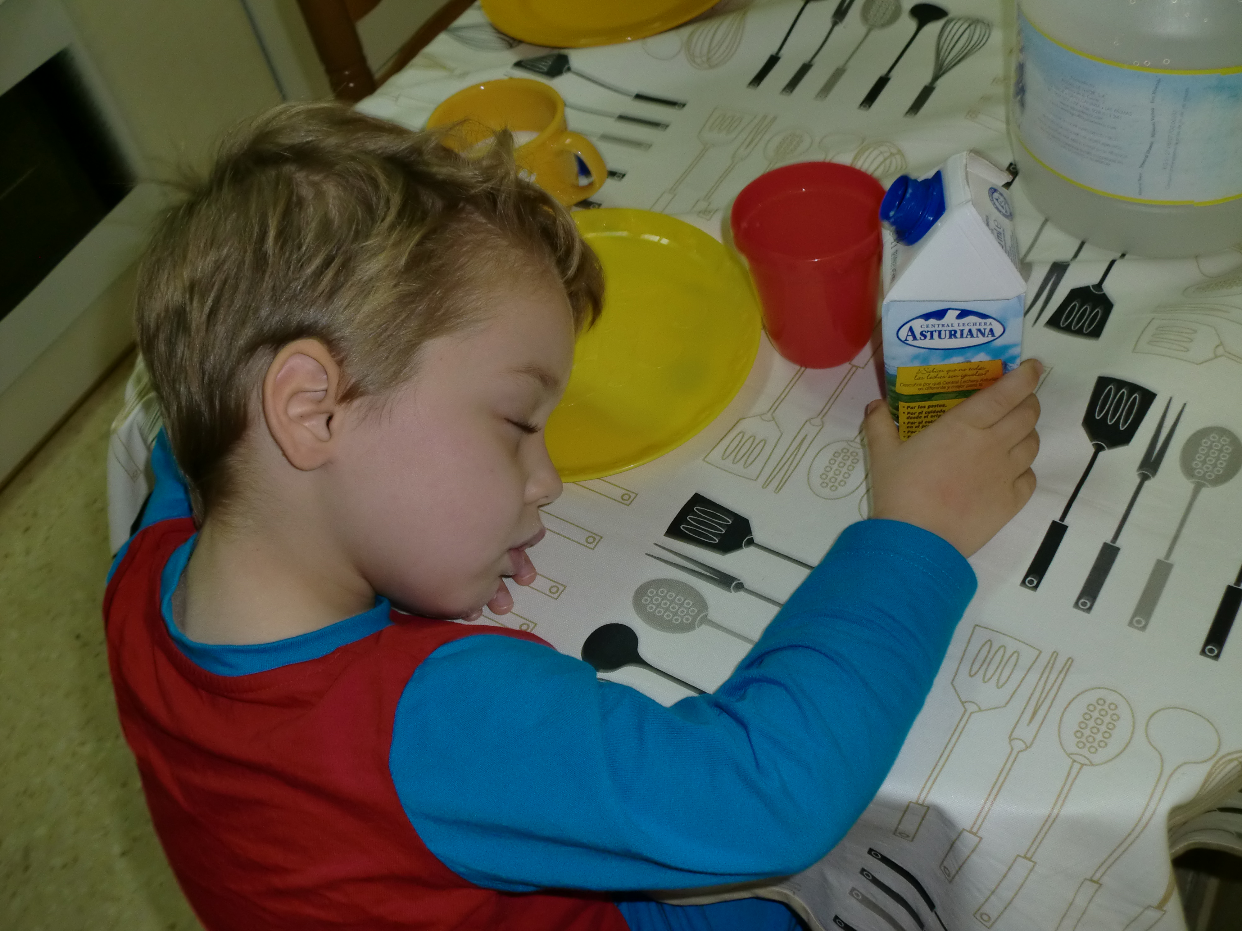 El cumple de Miguelito (Miguel descubre que Margot Robbie es su prima) by Eugenia González Betancor - Illustrated by Miguel Martín González - Ourboox.com