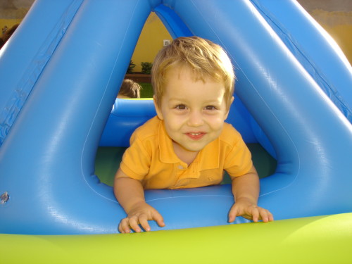 El cumple de Miguelito (Miguel descubre que Margot Robbie es su prima) by Eugenia González Betancor - Illustrated by Miguel Martín González - Ourboox.com