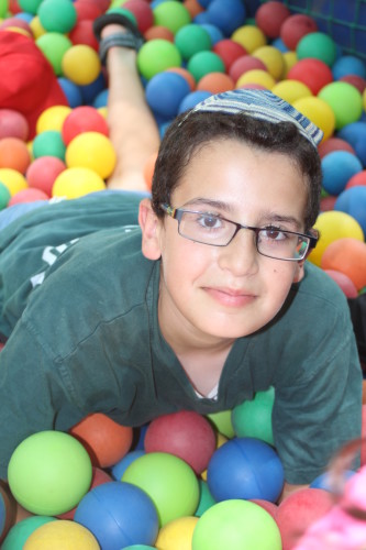 אחיה חוגג 13