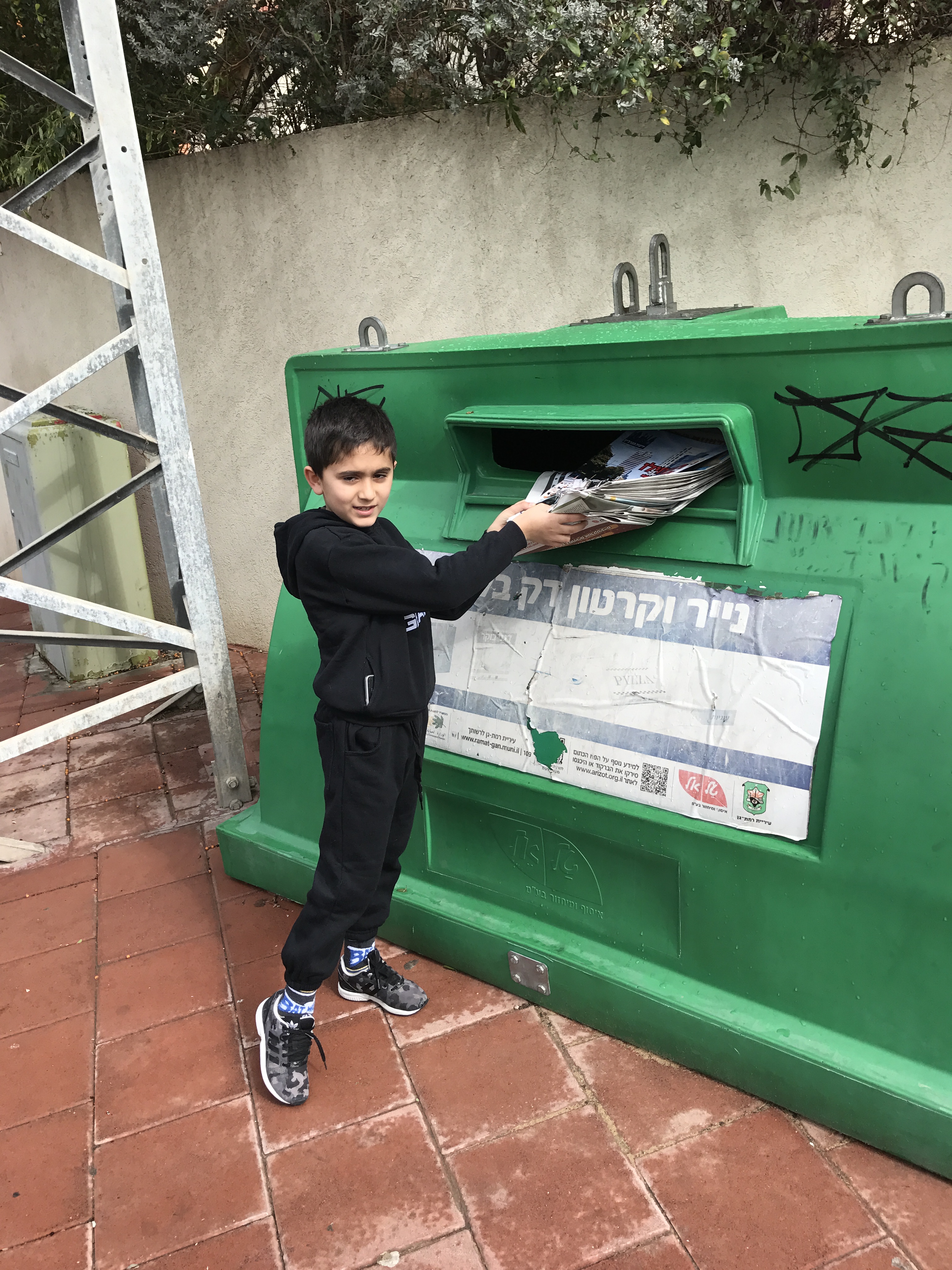 אנחנו שומרים על הסביבה by smadar najari - Illustrated by כיתה ב3 בית ספר רמת חן ברמת גן - שומרים על הסביבה - Ourboox.com