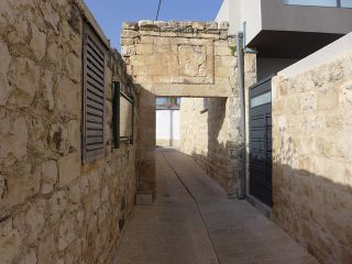 השער הצפוני של הגלעין הישן של הכפר