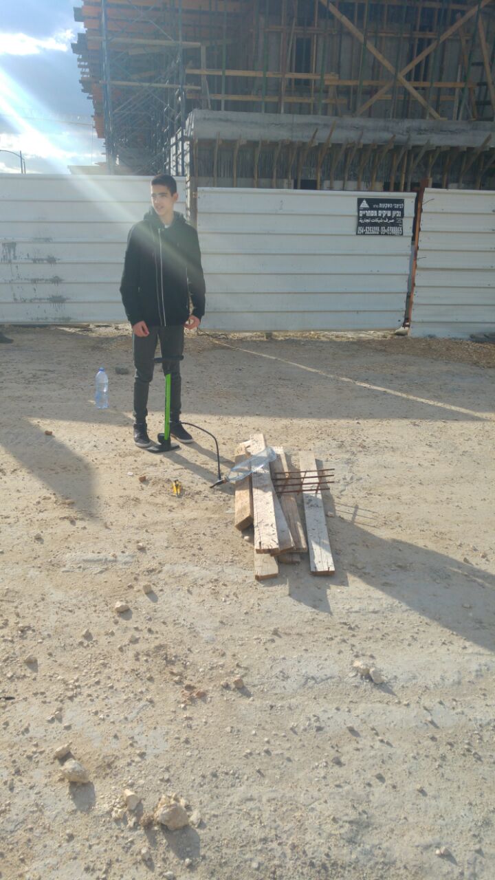 עבודת חקר במדעים- השפעת לחץ אוויר על תעופת טיל מים by yarin yakuti - Ourboox.com