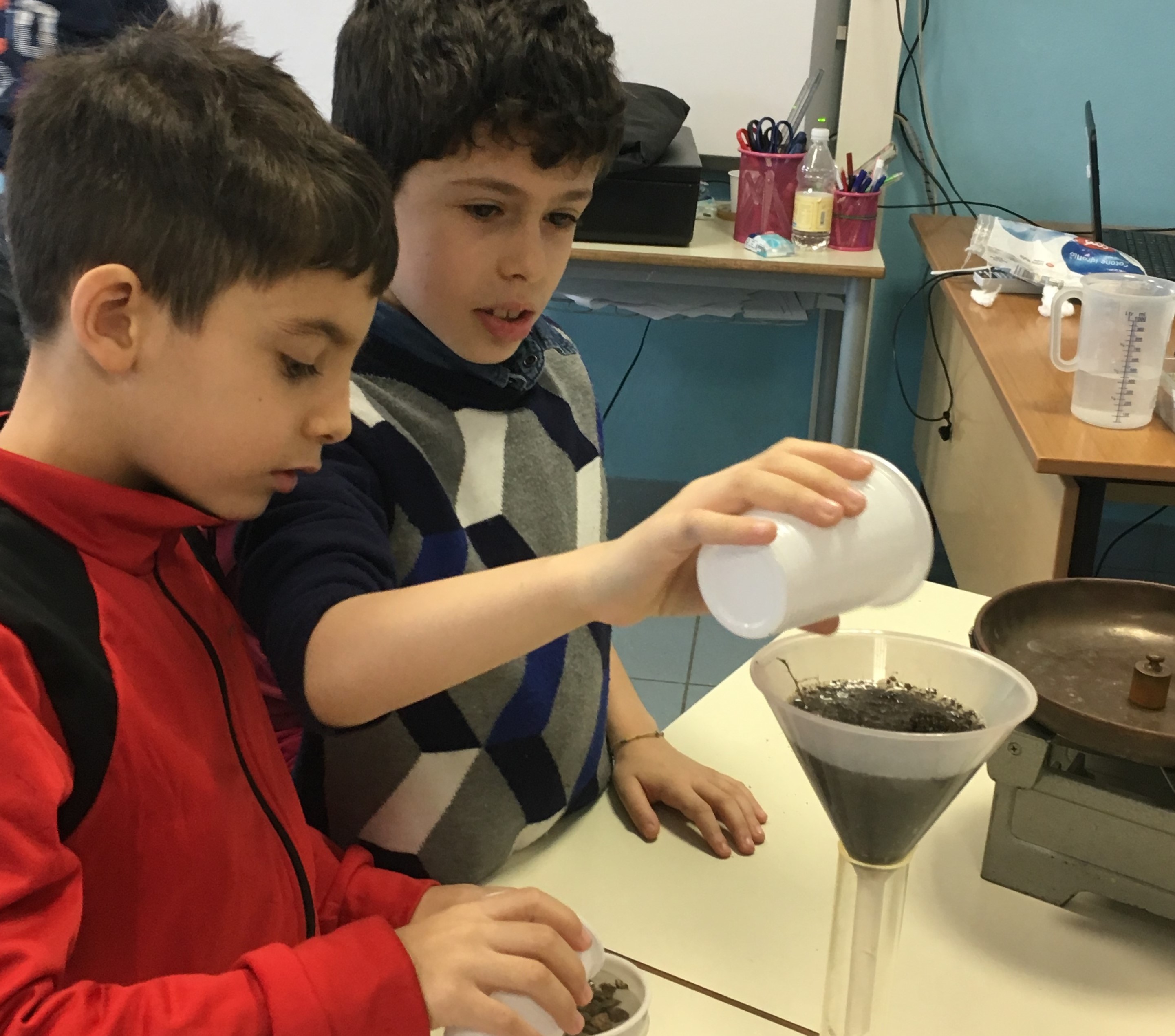 THE SOIL AND THE WATER: a scientific activity in 3^ class by mostardini francesca - Illustrated by Francesca Mostradini - Ourboox.com