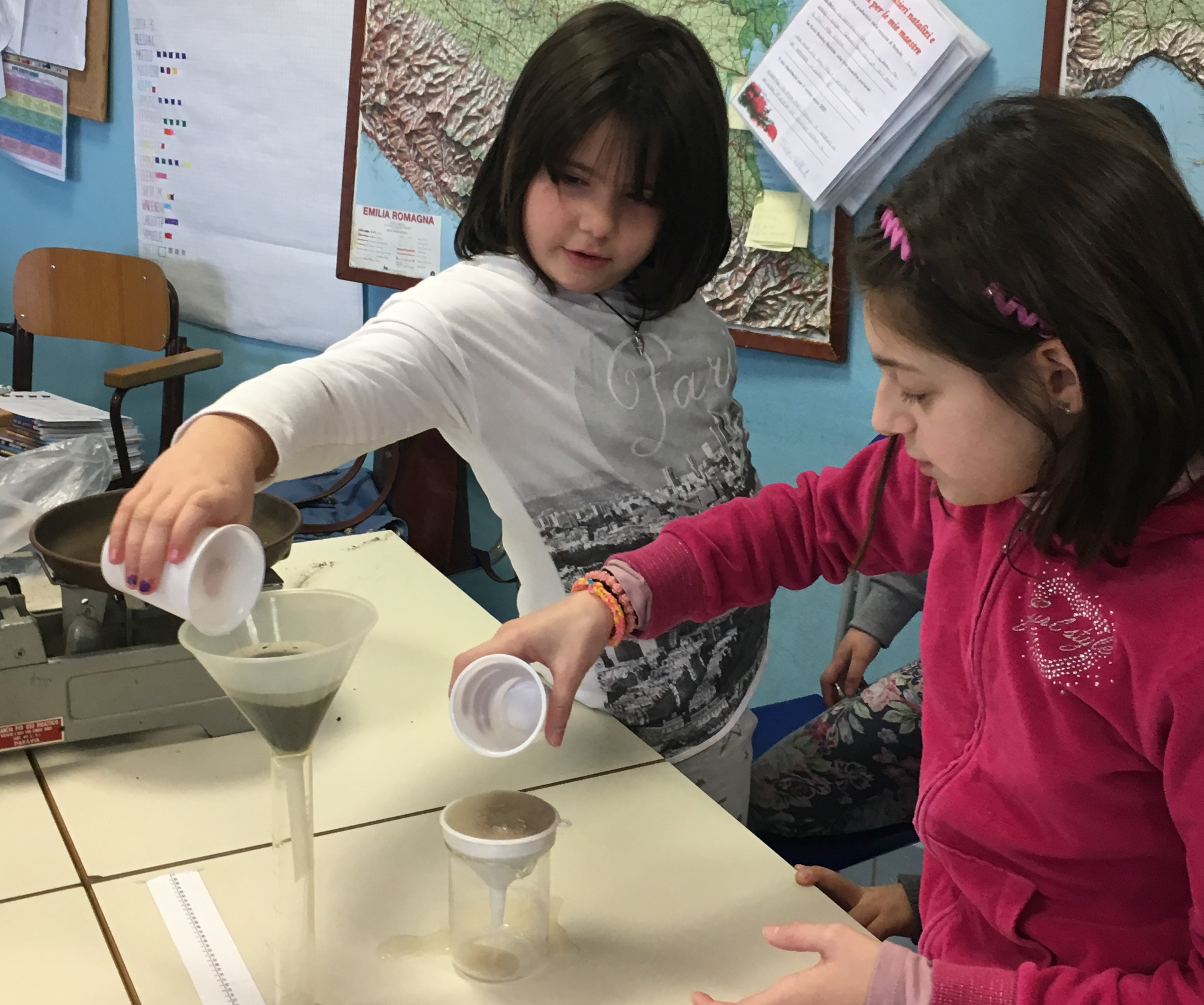 THE SOIL AND THE WATER: a scientific activity in 3^ class by mostardini francesca - Illustrated by Francesca Mostradini - Ourboox.com