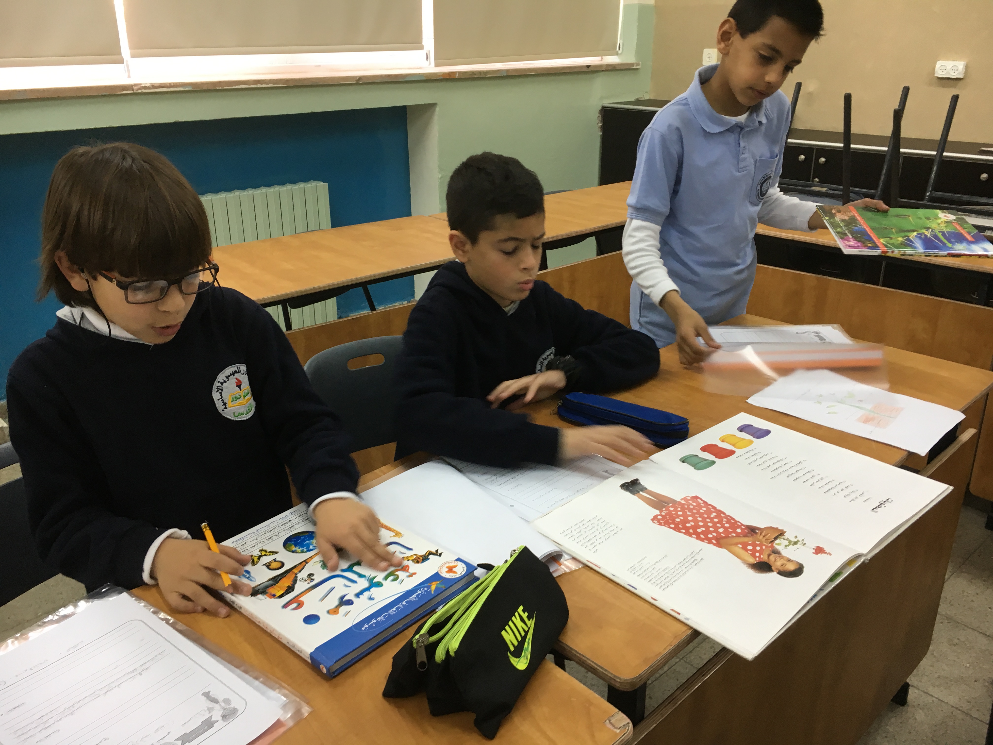 أثر الضوء على نمو بذور العدس by فريق عمل الصف الخامس أ - Illustrated by فريق طلاب الصف الخامس أ  بشار احمد نخال                   صلاح صلاح الدين                   عزمي رياض شاكر                   هادي حاتم ابو صبيح - Ourboox.com