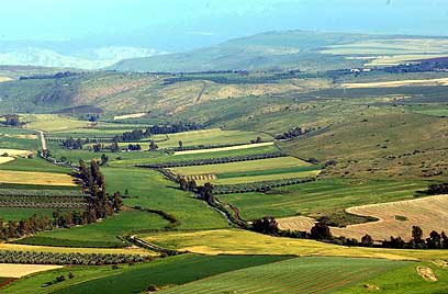 בעמק יפה בין הרים וגבעות