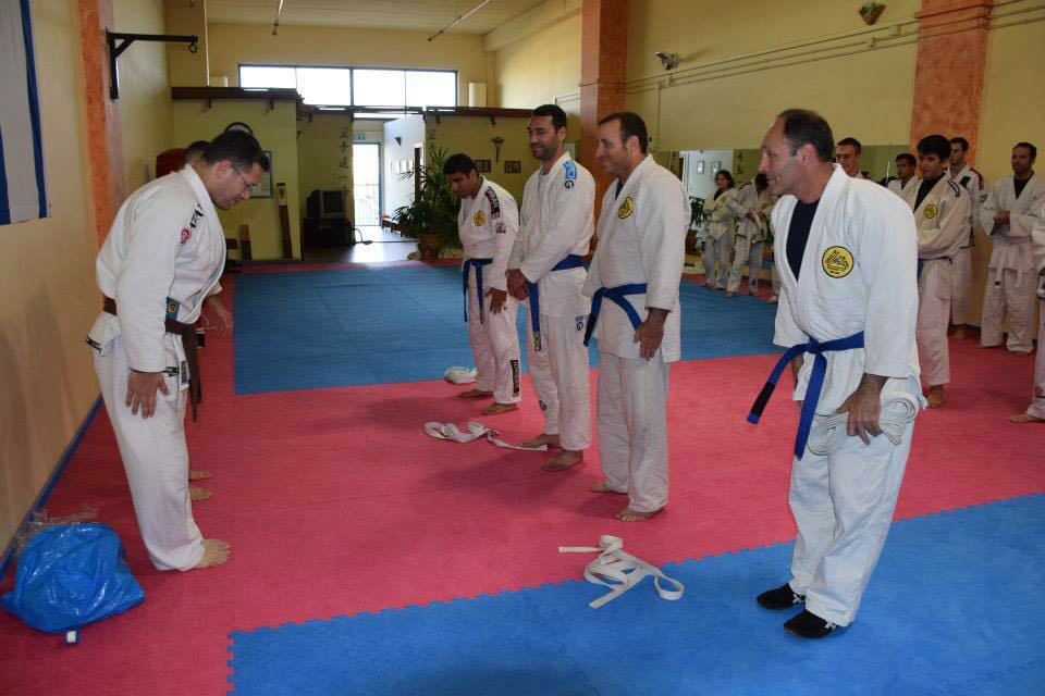 כך הוא רגיל שמשתחווים ....