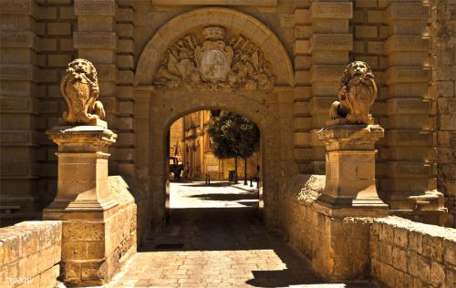 ירושלים מאז ולתמיד-אתרים היסטוריים בירושלים. בית ספר “ארזים” רמת – ישי by idit - Illustrated by תלמידי מצוינות אמירים "ארזים" רמת ישי - Ourboox.com