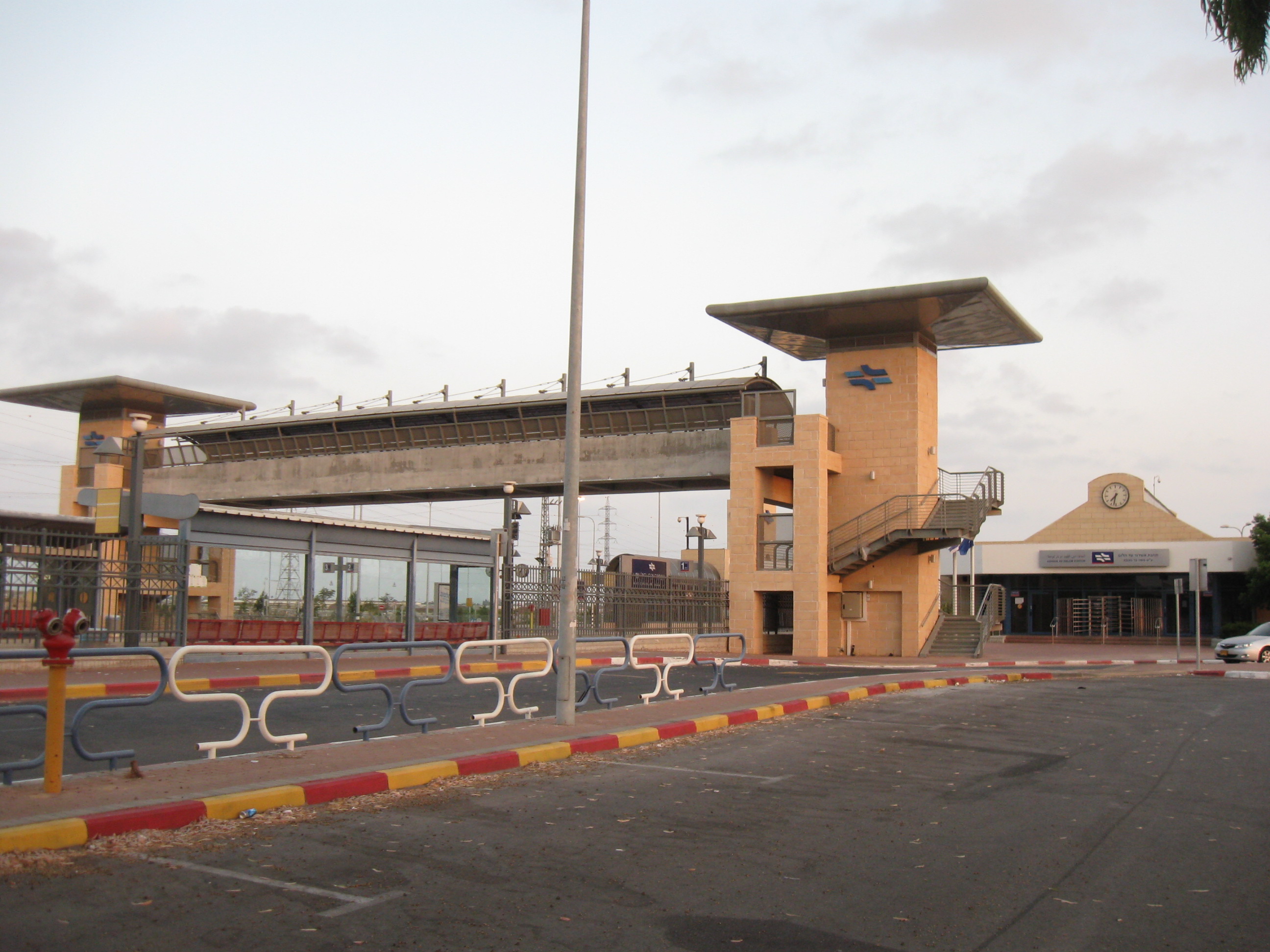 כיתה ד1 מציגים פרוייקט חקר בסימן 60 שנה לעיר by ashdod - Illustrated by  כיתה ד1