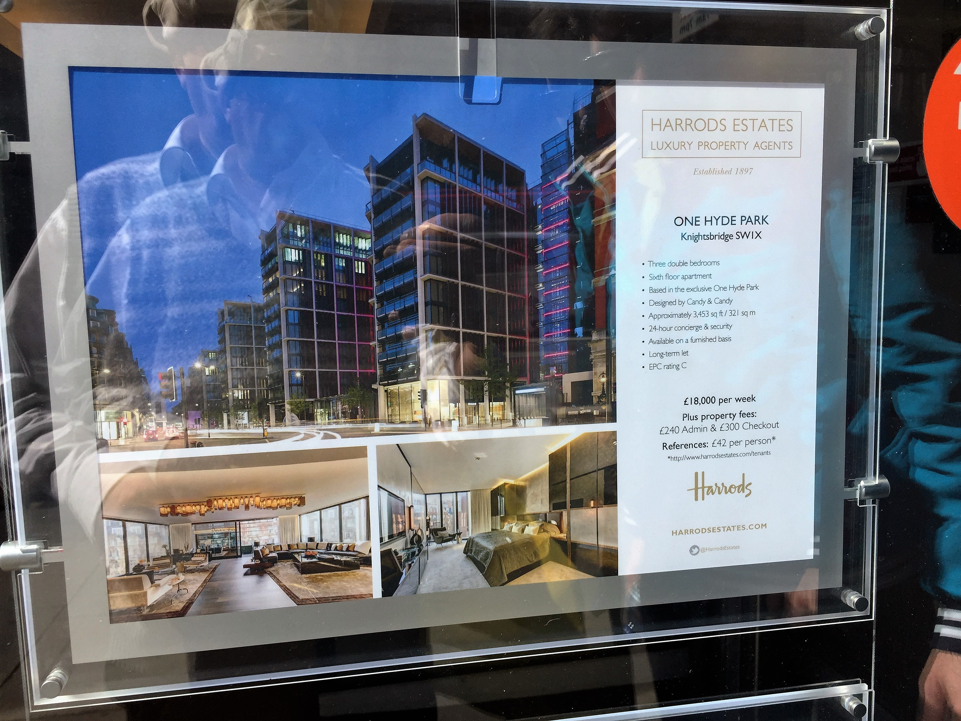 A Day out with Antigoni and George in Sunny London Town by Mel Rosenberg - מל רוזנברג - Ourboox.com