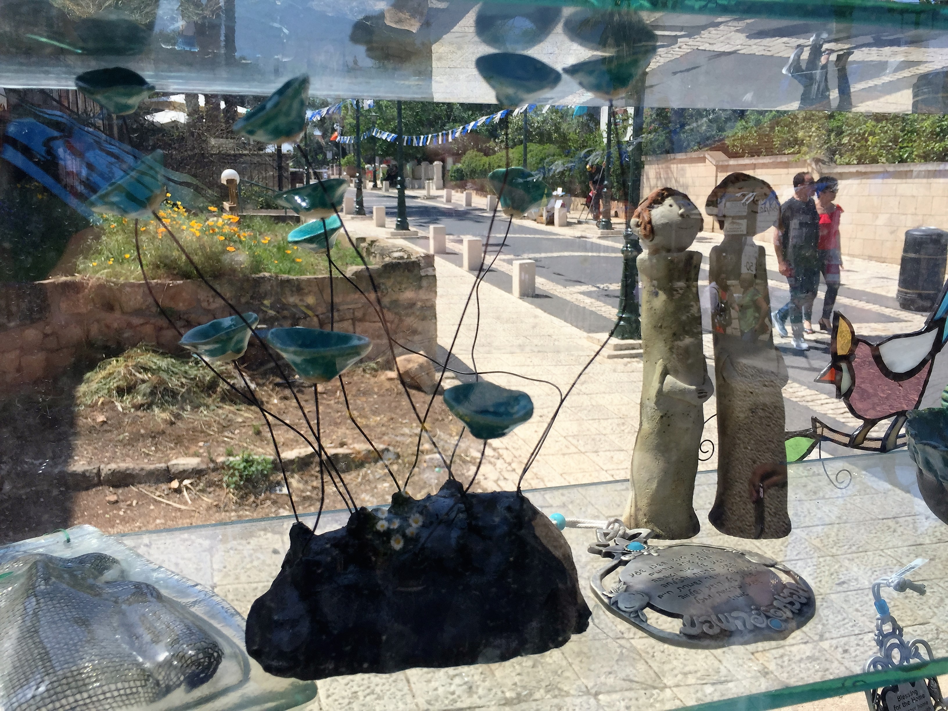 Sergio Faingold has a Fine Ceramics Gallery in Zikhron LeZion by Mel Rosenberg - מל רוזנברג - Ourboox.com