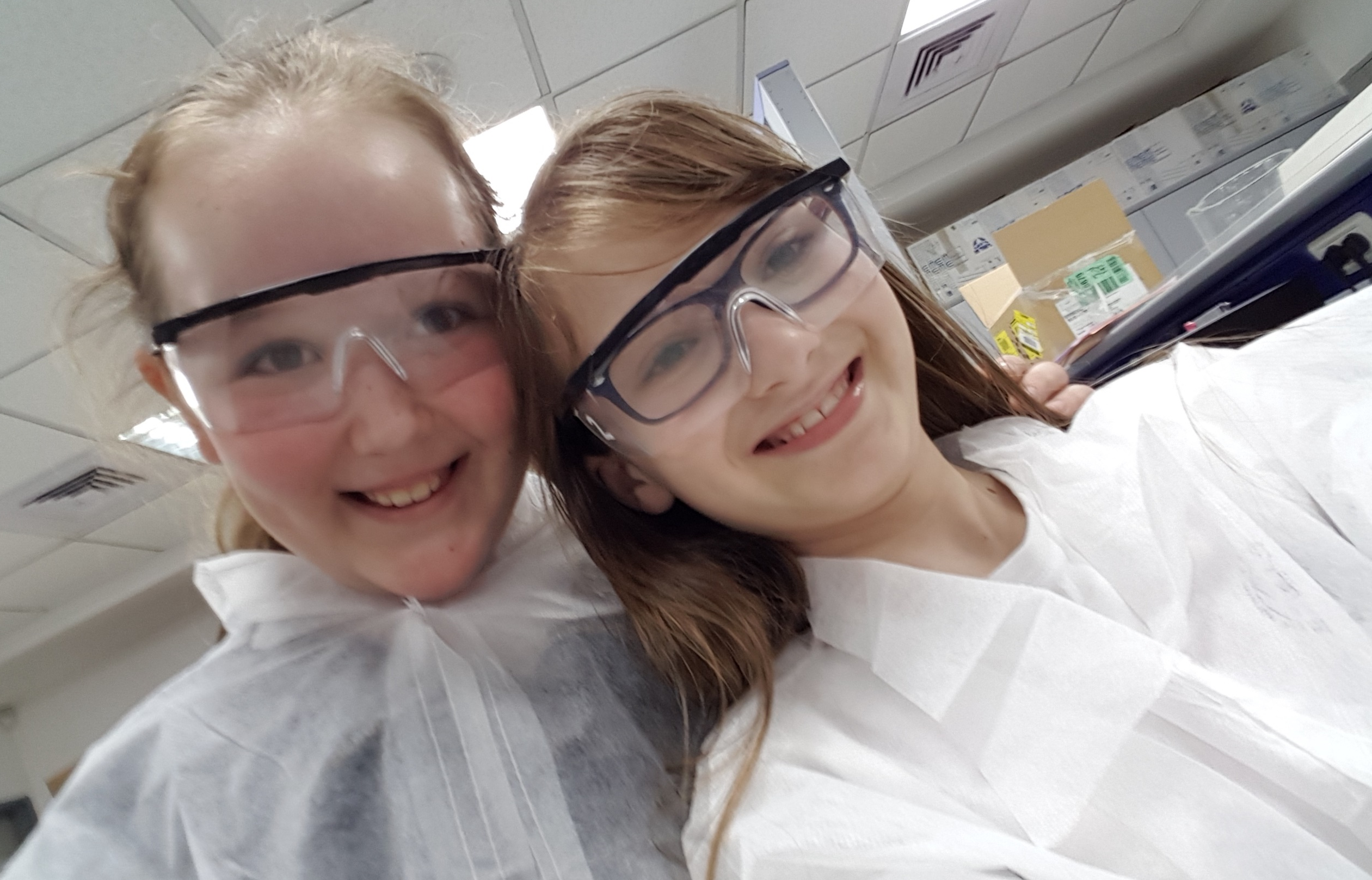 כיתה ד1 מציגים פרוייקט חקר בסימן 60 שנה לעיר by ashdod - Illustrated by  כיתה ד1