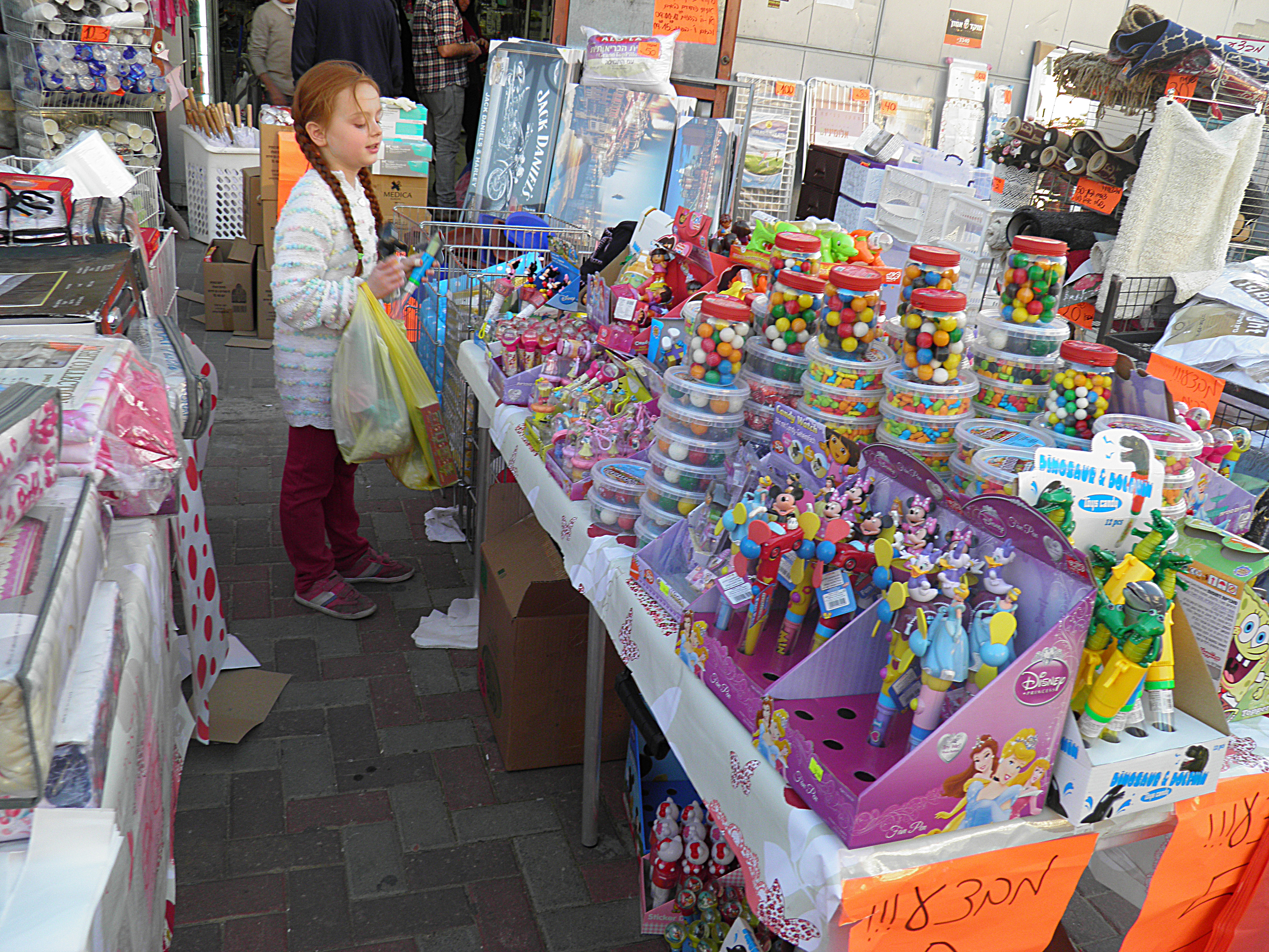 עבודה בצילום by nicole slavutsky - Illustrated by ניקול סלבוטסקי - Ourboox.com