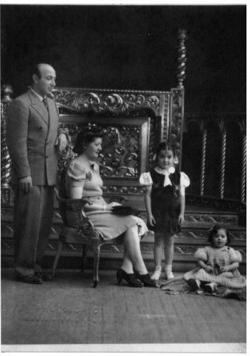 1. סבתא נולדה במקסיקו סיטי בשנת 1942 תיאור חיצוני : שיער שחור קצר עיניים חומות מבנה גוף מלא 2. בחרתי בסבתא אליה ז