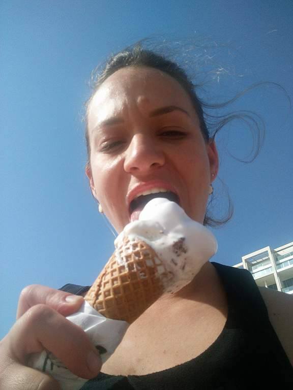 ואוהבת לאכול גלידה