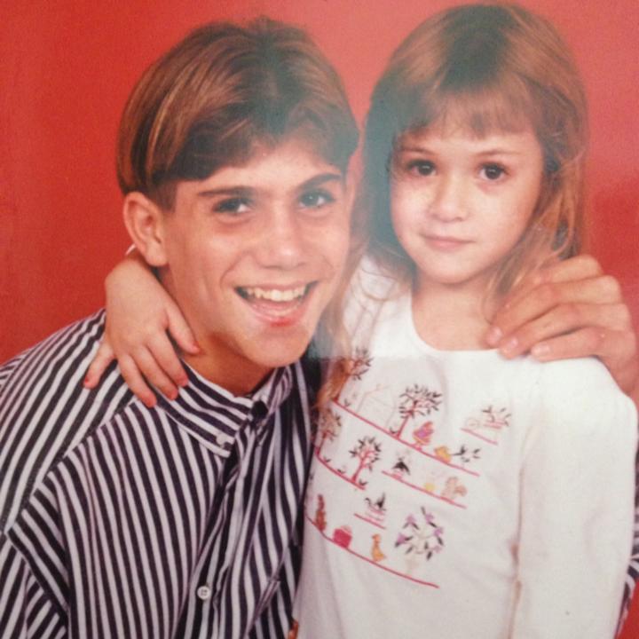 זה אחי שגדול ממני ב9 וחצי שנים