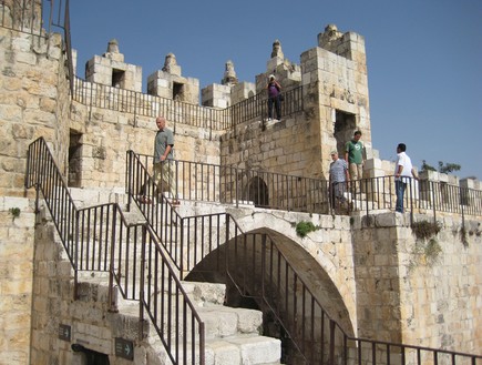 טיילת החומות מאת: ליאה .ט. by lia - Ourboox.com