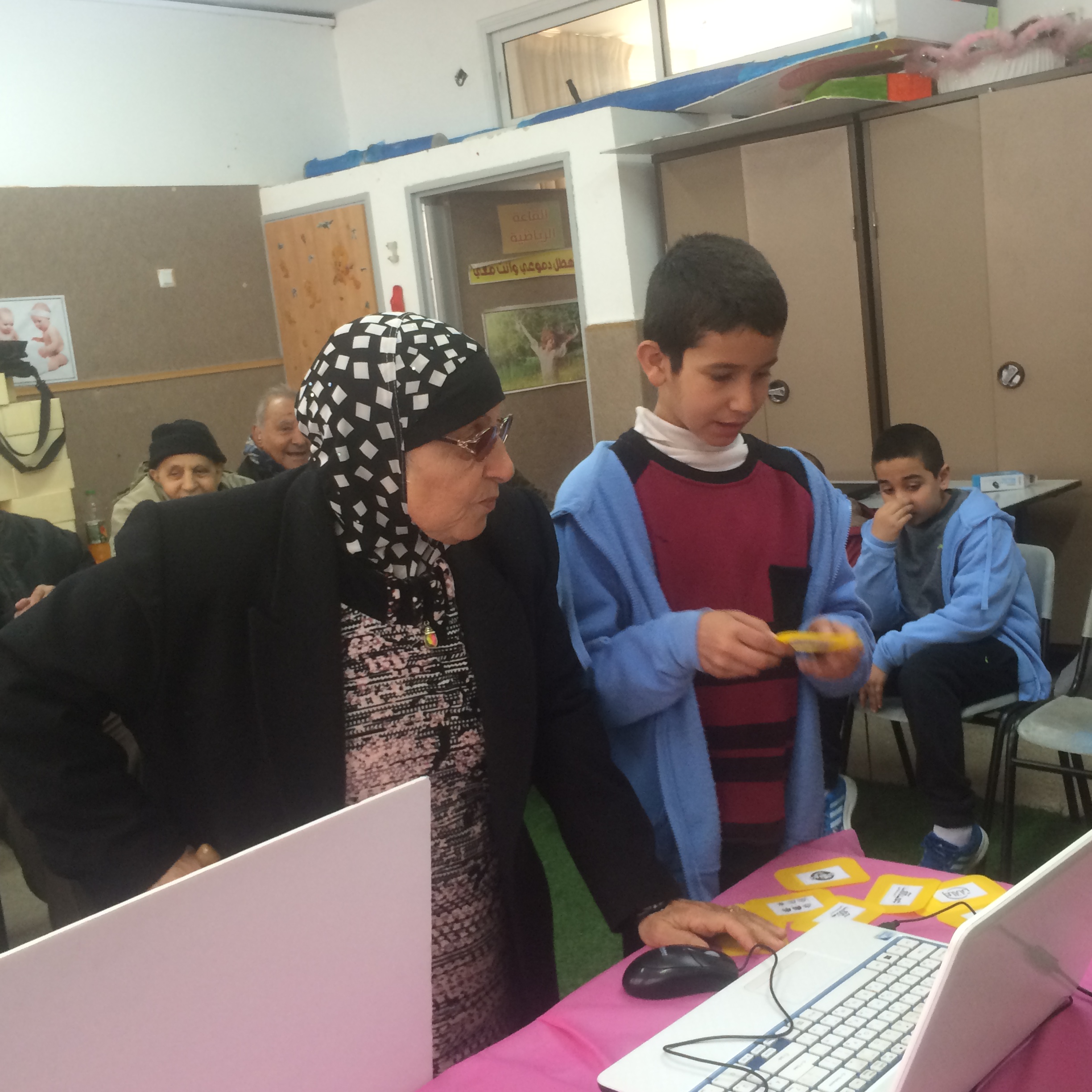 قصة رقم 12 – مشروع جسر الاجيال – مدرسة عمر بن الخطاب الطيبة by amase - Illustrated by الطالب حلمي والجدة أميمة - Ourboox.com