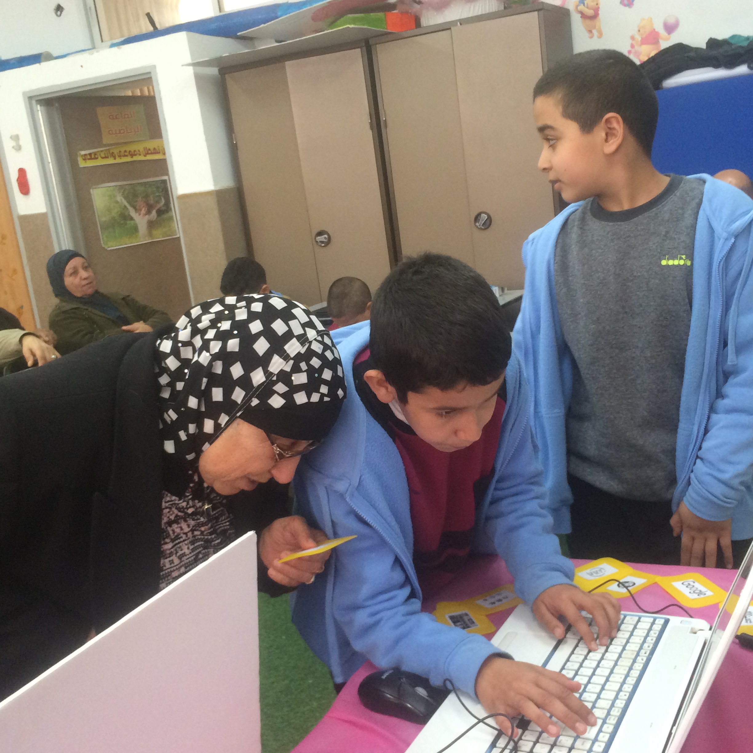 قصة رقم 12 – مشروع جسر الاجيال – مدرسة عمر بن الخطاب الطيبة by amase - Illustrated by الطالب حلمي والجدة أميمة - Ourboox.com