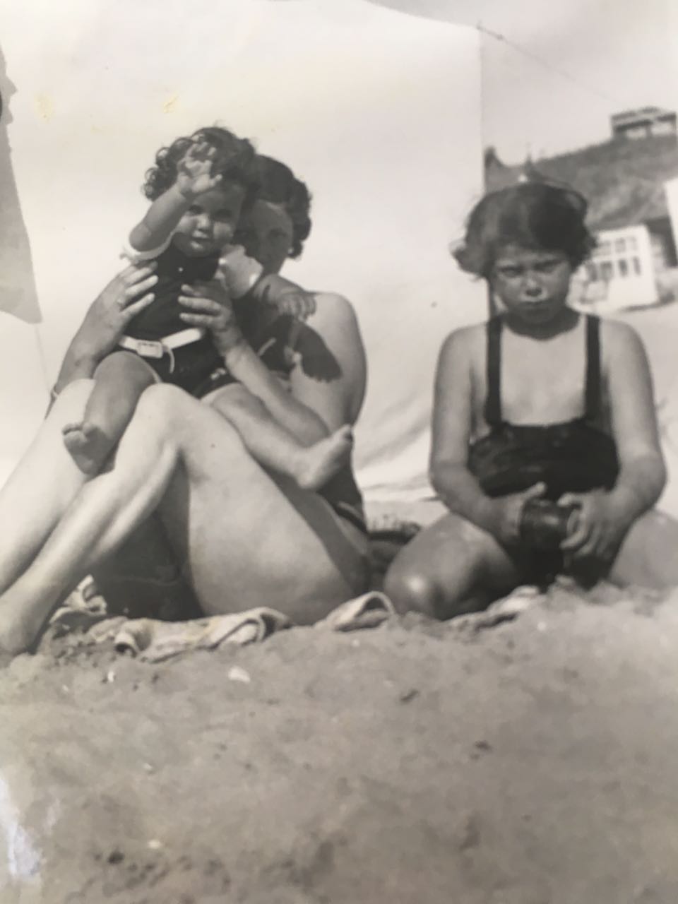 עבודת השורשים של משפחת טופז by Liat Topaz - Illustrated by ליאת טופז - Ourboox.com