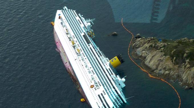 La Costa Concordia by Riccardo Di Giovanni - Illustrated by LA COSTA CONCORDIA, LA SFORTUNATA. - Ourboox.com